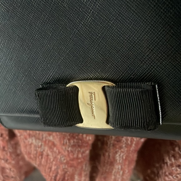 Salvatore Ferragamo Vara Mini bag lightly worn , new chain  black pebble leather - Picture 5 of 16